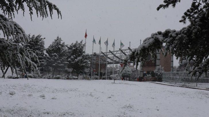 Kocaeli’de şehir merkezine yakın bölgeler beyaz örtü ile kaplandı G4