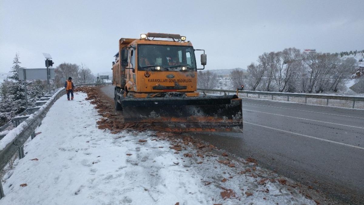 Kar k&uuml;reme ekiplerinin kış mesaisi