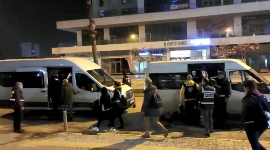 İzmir&rsquo;de gizlice m&uuml;şteri alınan masaj salonlarına fuhuş baskını: 10 tutuklama