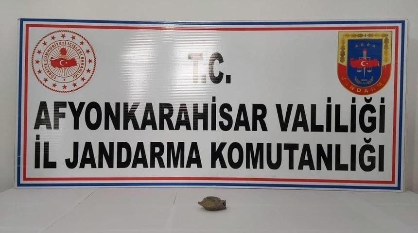 İzmir’den tarihi eser satmak için Afyon’a gelen şahısları jandarma yakaladı