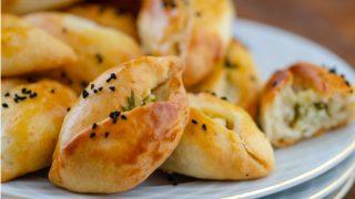 Usta şefin elinden! Dumanı üstünde kıyır kıyır anne poğaçası tarifi