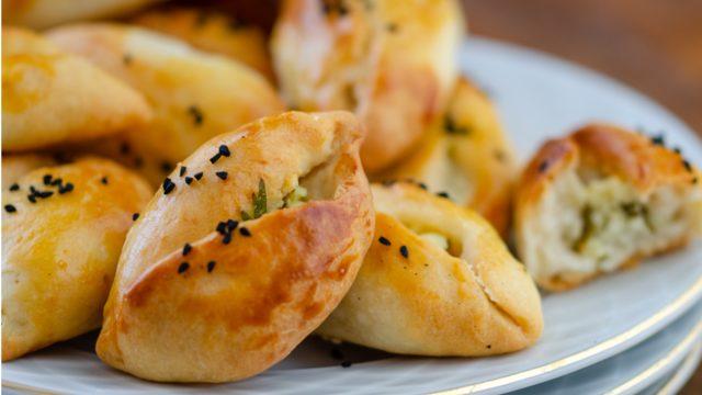 Usta şefin elinden! Dumanı üstünde kıyır kıyır anne poğaçası tarifi