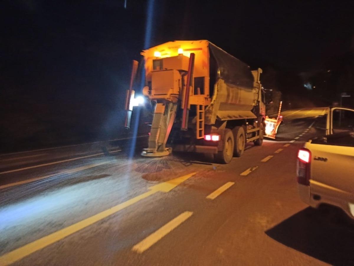 İzmit Belediyesi&rsquo;nden gece boyunca kar ve buzlanmaya karşı m&uuml;cadele