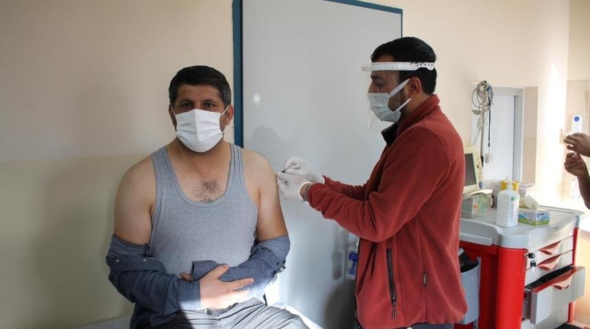 Midyat&rsquo;ta sağlık &ccedil;alışanlarına korona vir&uuml;s aşısı yapılıyor