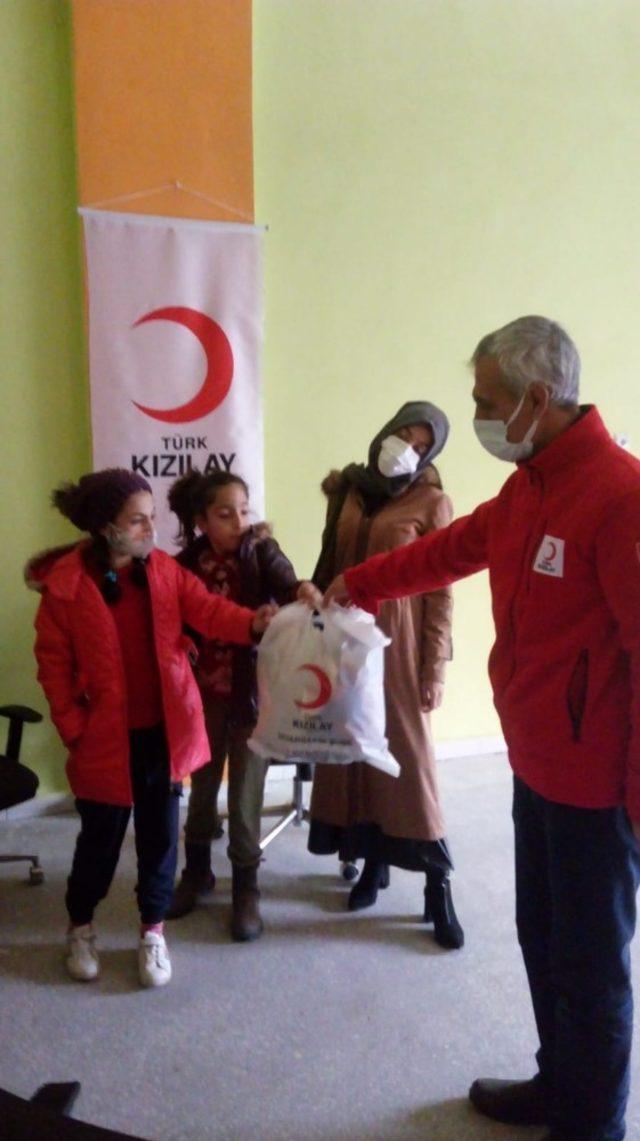 Türk Kızılayı Dicle’de yetim ve muhtaç aileleri sevindirmeye devam ediyor