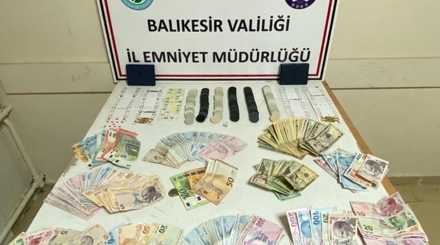 Sındırgı&rsquo;da kumar oynarken yakalananlardan 2&rsquo;si tutuklandı