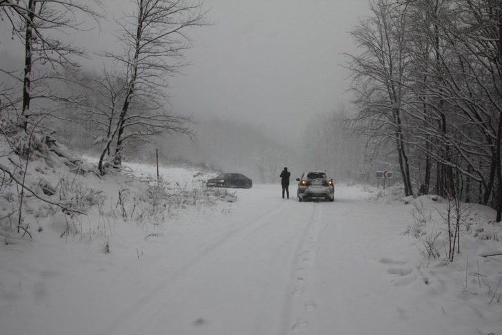 Domaniç’te kar yağışı ulaşımı etkiliyor G3