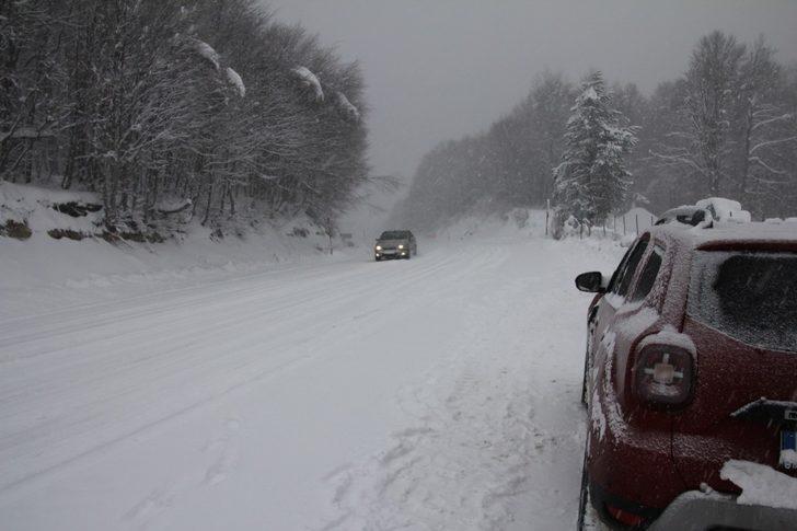 Domaniç’te kar yağışı ulaşımı etkiliyor G4