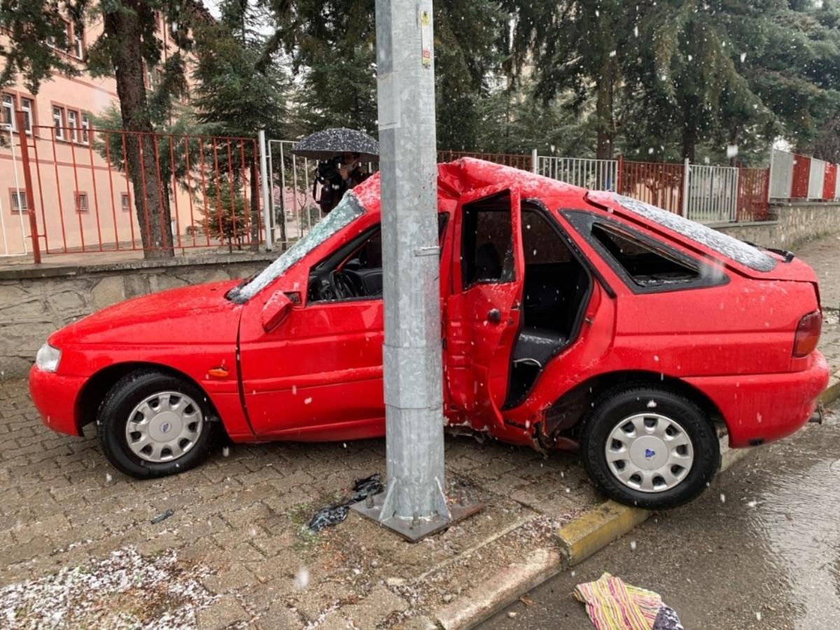 Lastiği patlayan otomobil aydınlatma direğine &ccedil;arptı: 1 yaralı