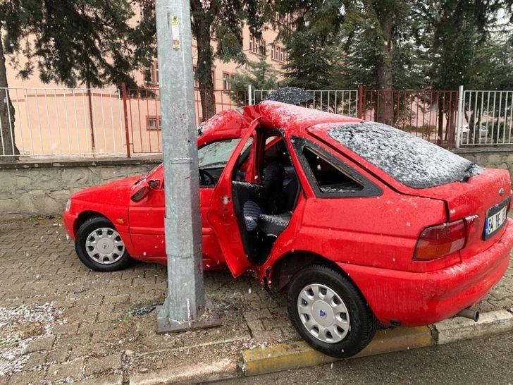 Lastiği patlayan otomobil aydınlatma direğine çarptı: 1 yaralı G2