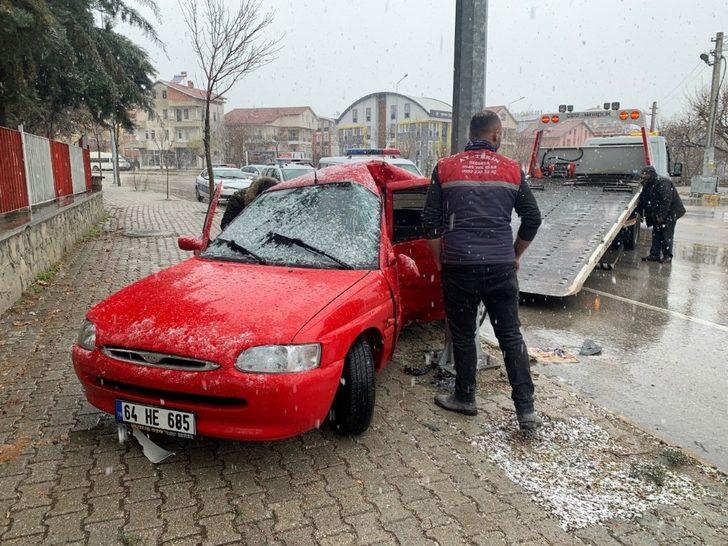 Lastiği patlayan otomobil aydınlatma direğine çarptı: 1 yaralı G3