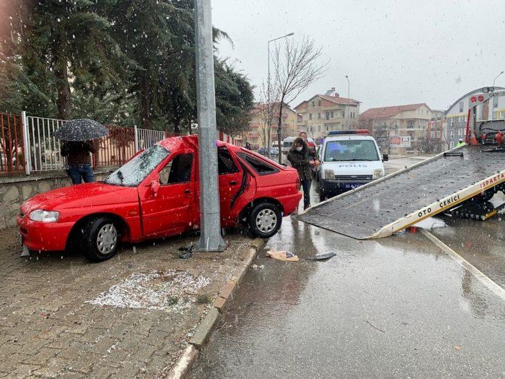 Lastiği patlayan otomobil aydınlatma direğine çarptı: 1 yaralı G4