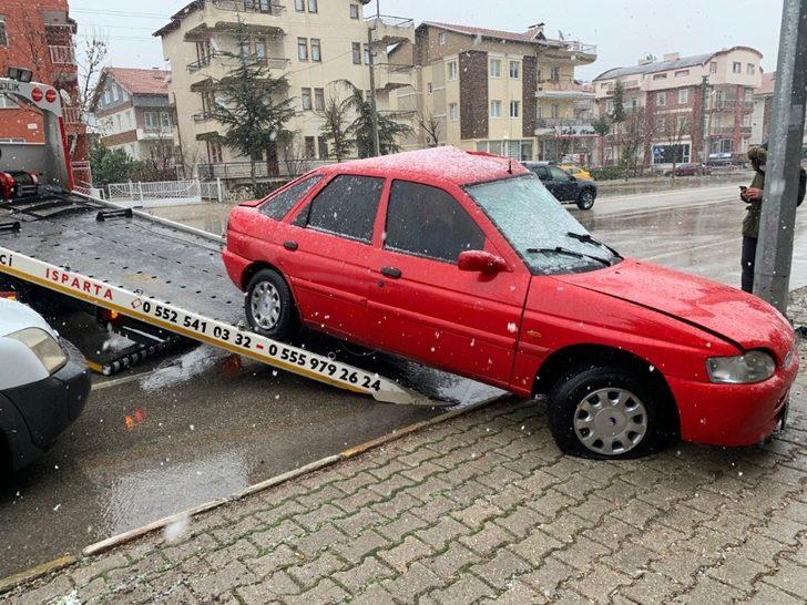 Lastiği patlayan otomobil aydınlatma direğine çarptı: 1 yaralı G5