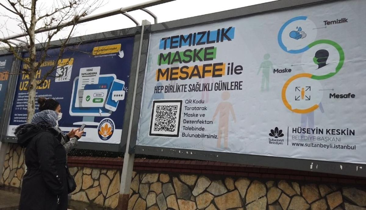 Sultanbeyli Belediyesi billboardlar &uuml;zerinden maske dağıtımına başladı