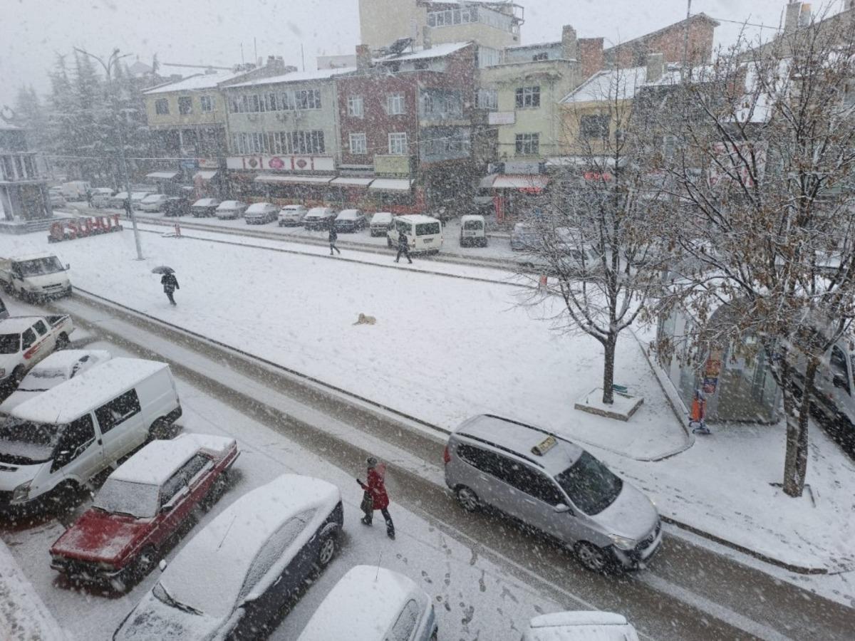 Şuhut kar yağışıyla beyaza b&uuml;r&uuml;nd&uuml;