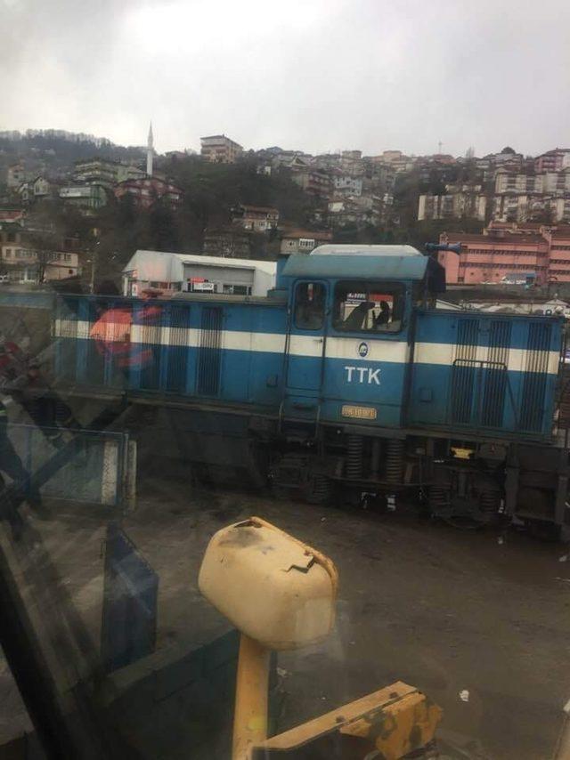 Yük treni raydan çıktı yola oturdu