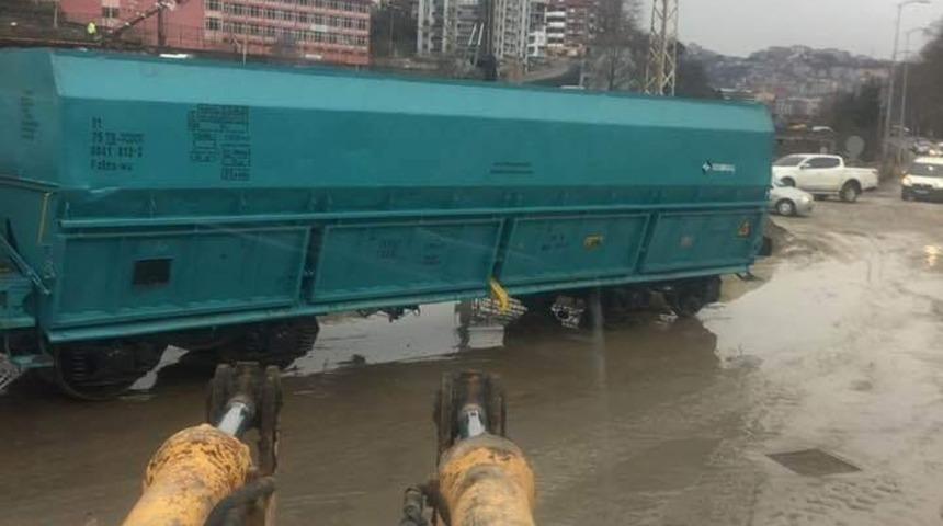 Y&uuml;k treni raydan &ccedil;ıktı yola oturdu