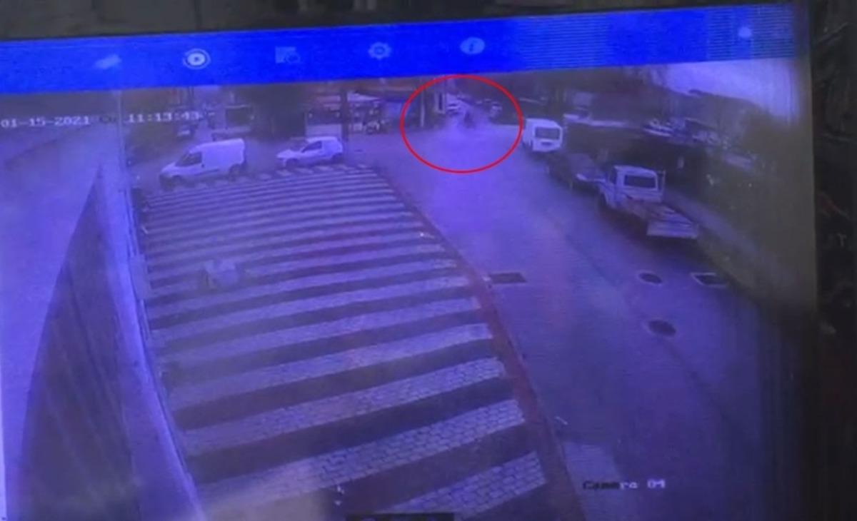 İki kamyonet arasında b&ouml;yle sıkıştı
