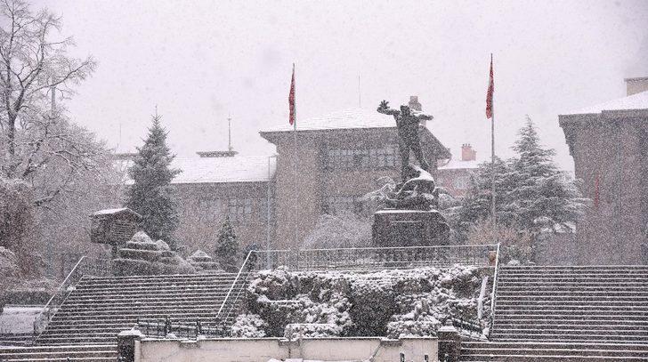 Afyonkarahisar’da belediye ekipleri karla mücadeleye hazır G4