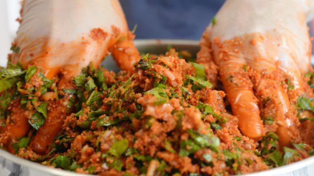 Yiyenler gizli malzemesini merak ediyor: Biber salçalı kısır tarifi