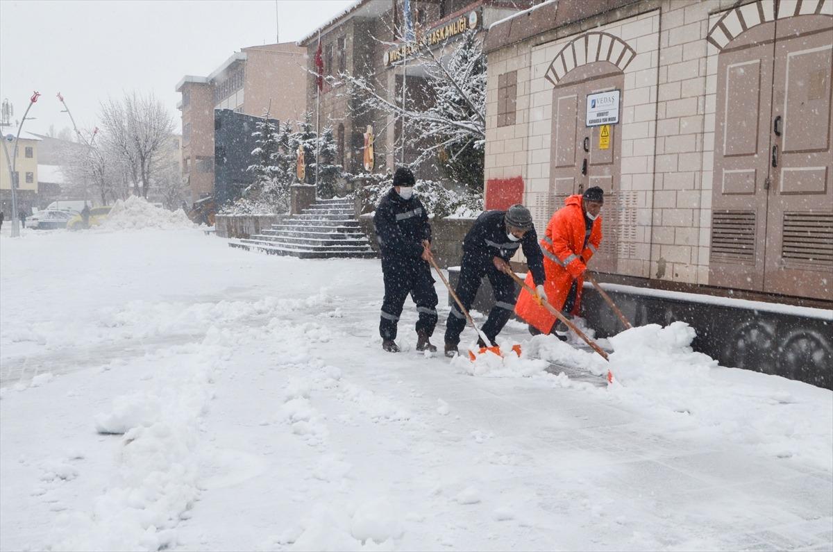 Bitlis'te kapanan k&ouml;y yollarında karla m&uuml;cadele &ccedil;alışması başlatıldı