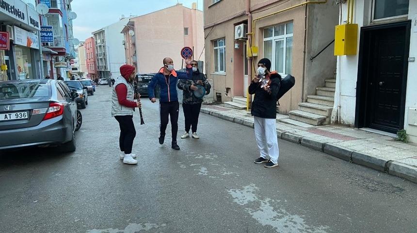 Sinop&rsquo;ta koronaya karşı m&uuml;zikli moral