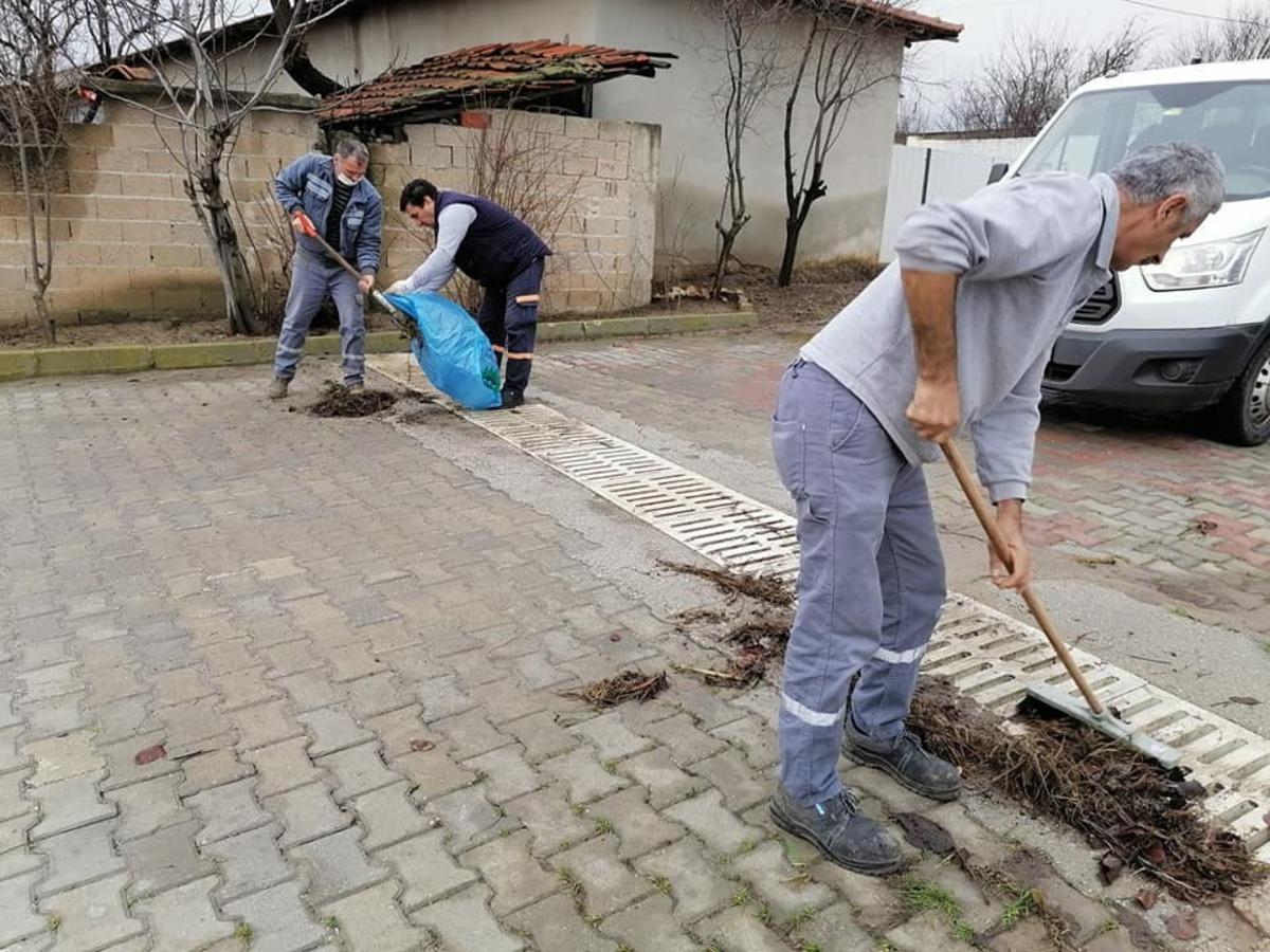 Yağışlar &ouml;ncesi yağmur suyu kanalları ve ızgaralar temizlendi