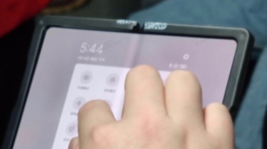 Xiaomi'nin katlanabilir akıllı telefonu metroda göründü!