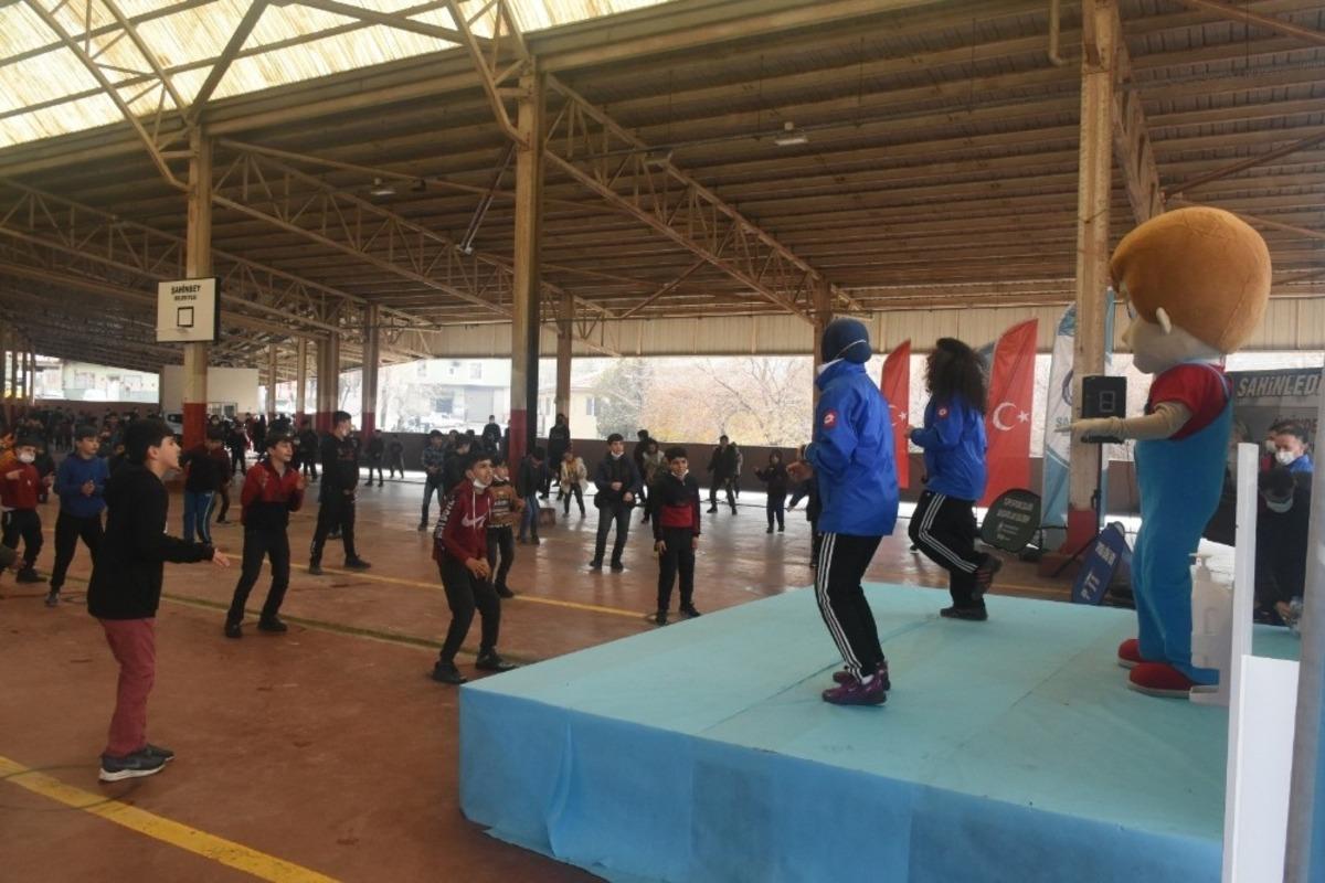 &Ccedil;ocuklar semt pazarında spor yaptı
