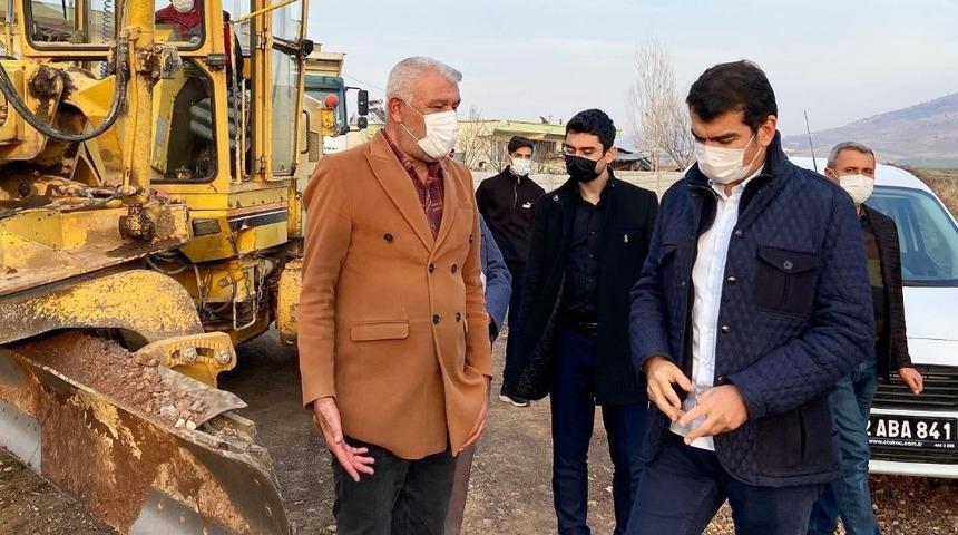 Kaymakam K&ouml;ksal, yol &ccedil;alışmasını denetledi