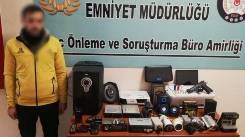 Polisin ş&uuml;phelendiği evden &ccedil;ok sayıda &ccedil;alıntı malzeme ele ge&ccedil;irildi