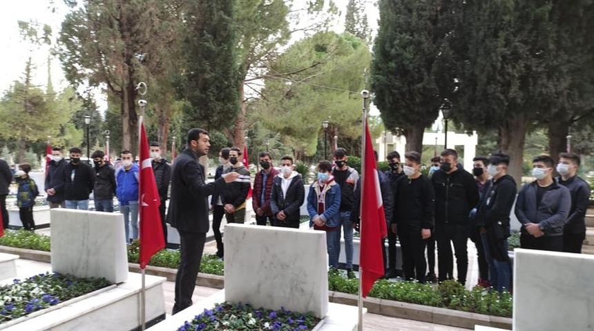 &Uuml;lk&uuml;c&uuml;ler şehit kabirlerinin bakımını yaptı