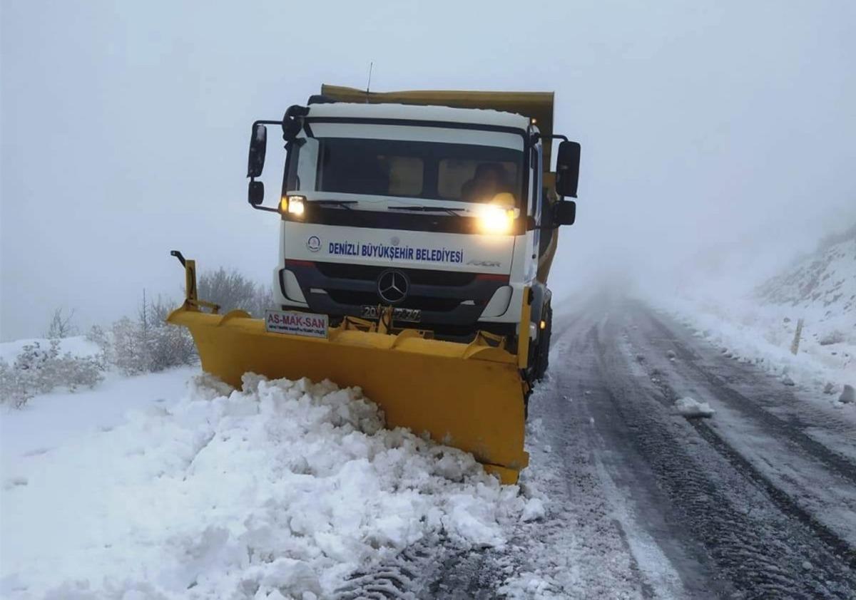 Denizli&rsquo;nin 6 il&ccedil;esinde karla m&uuml;cadele devam ediyor