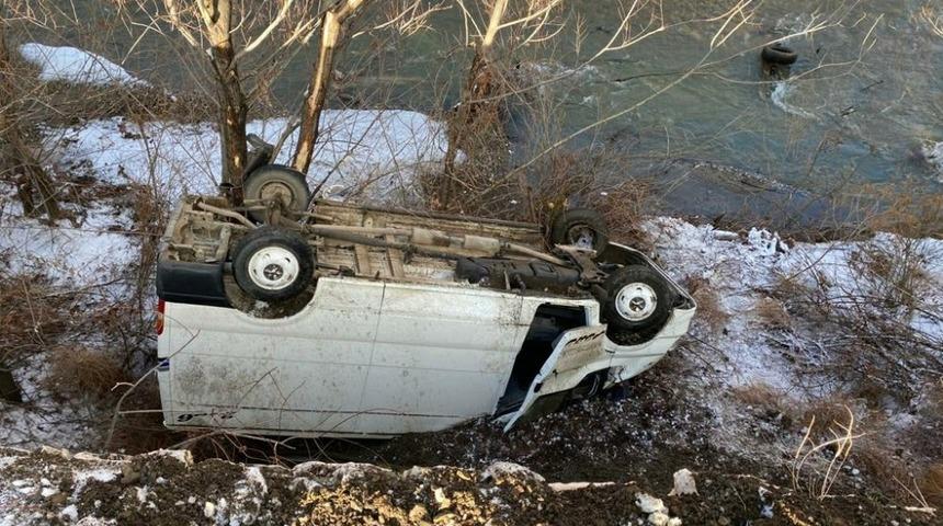 Minib&uuml;s dere yatağına yuvarlandı: 1 yaralı