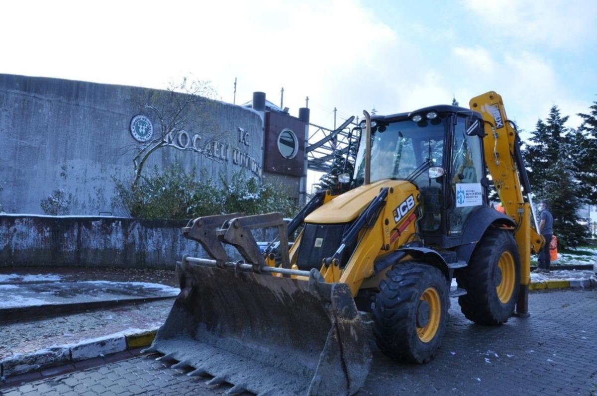 K&ouml;rfez&rsquo;de ağır hasarlı bina yıkıldı