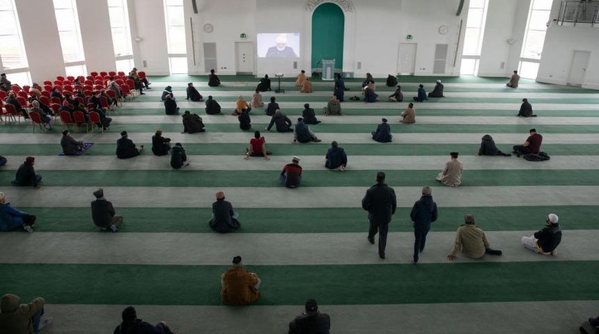 Covid: İngiltere'deki t&uuml;m camilerde Cuma hutbesinde cemaatten aşı yaptırmaları istendi