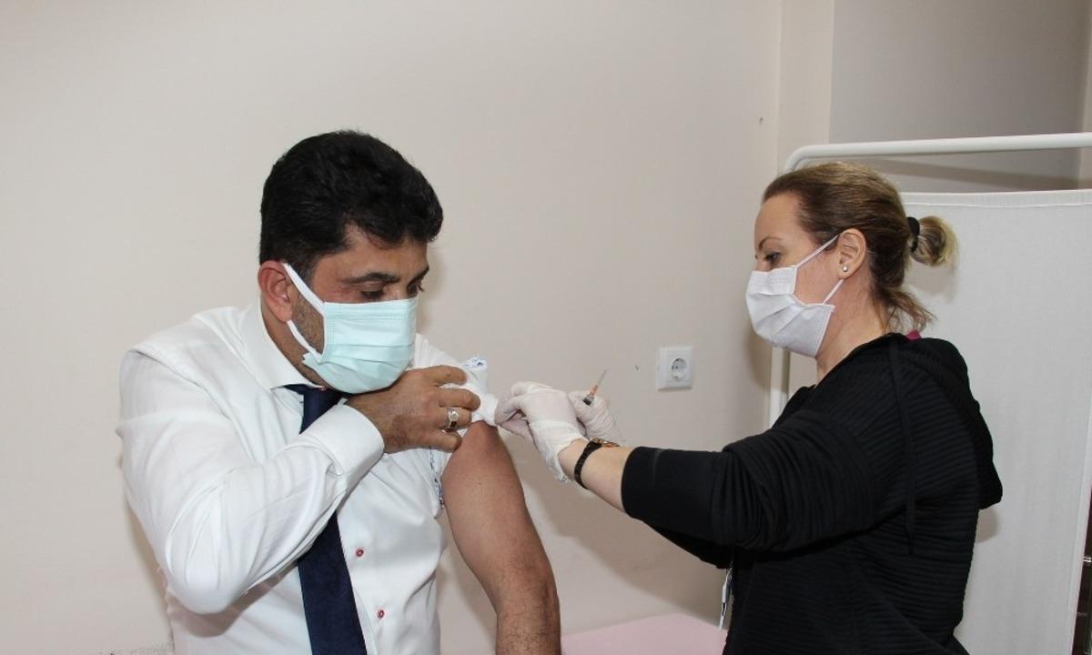 AD&Uuml; Rekt&ouml;r&uuml; Covid-19 aşısı ilk dozunu oldu