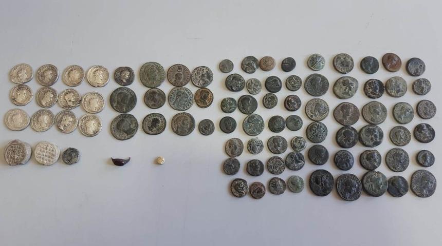 Durdurulan otomobilden 87 par&ccedil;a tarihi eser &ccedil;ıktı
