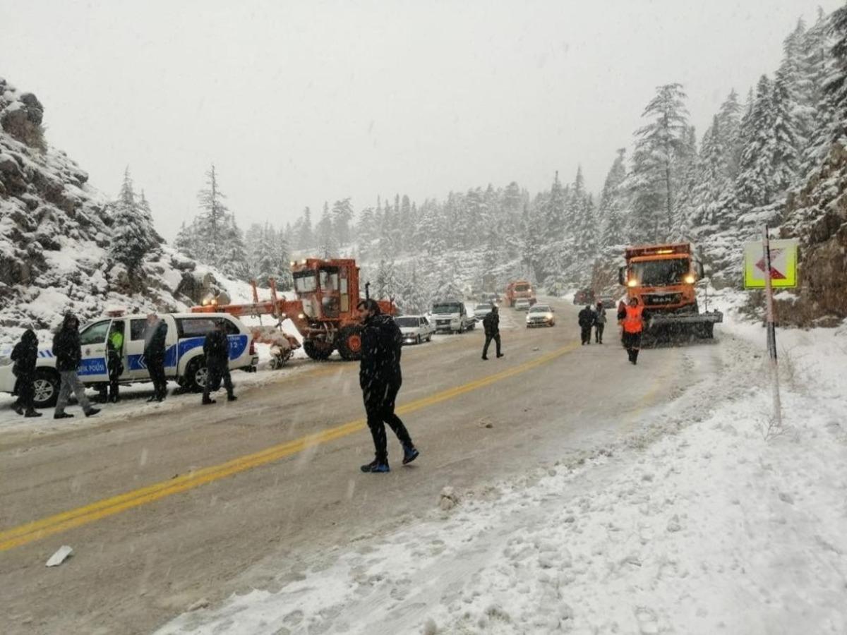 Antalya-Konya karayolunda trafik kazası: 2 &ouml;l&uuml;, 5 yaralı