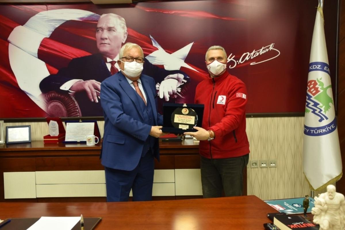 Kızılay&rsquo;dan destek plaketi