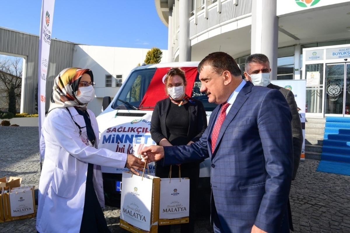 Malatya B&uuml;y&uuml;kşehir Belediyesi&rsquo;nden sağlık&ccedil;ılara hediye paketi