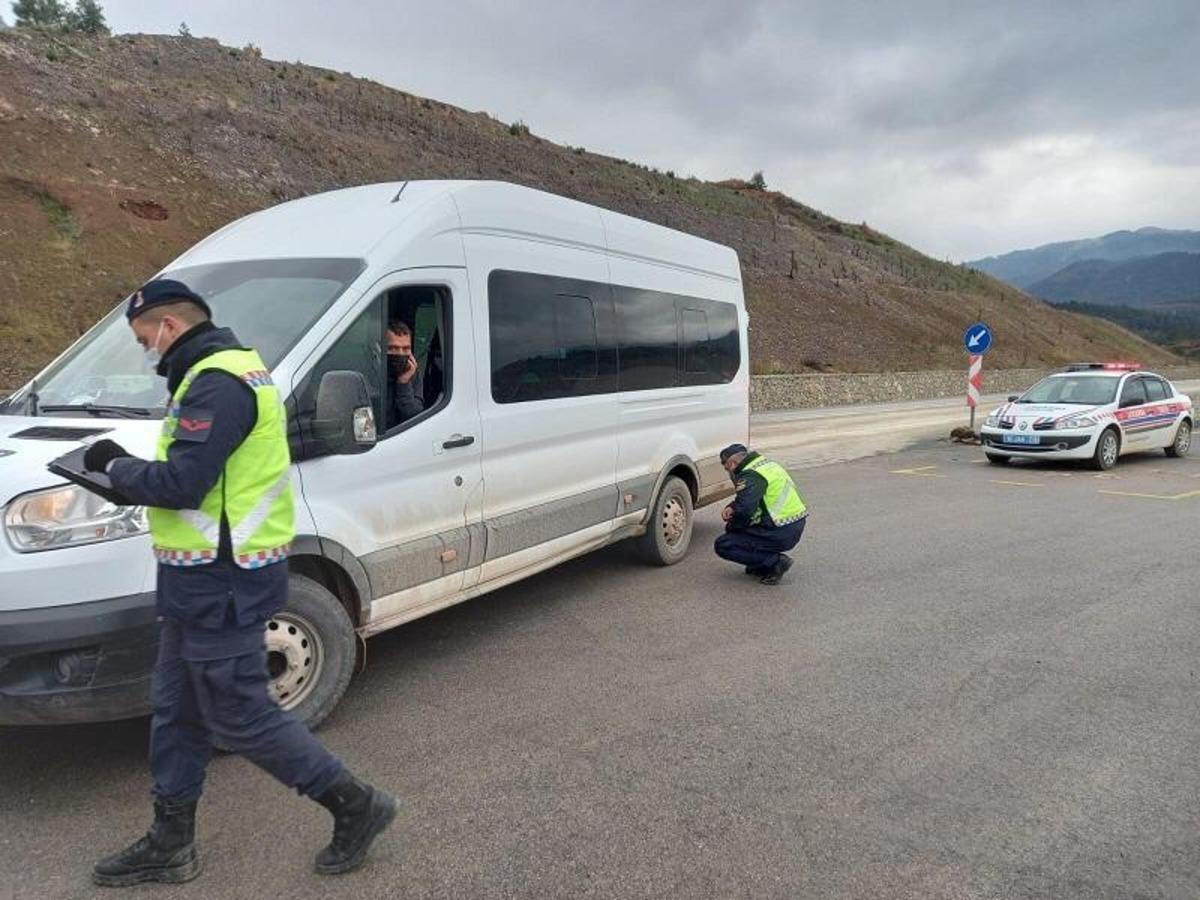 Balıkesir&rsquo;de jandarmadan kar lastiği uygulaması