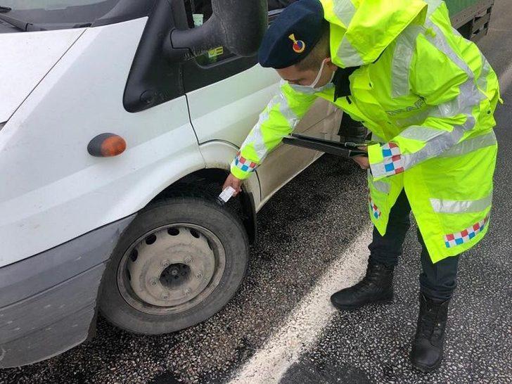 Balıkesir’de jandarmadan kar lastiği uygulaması G3