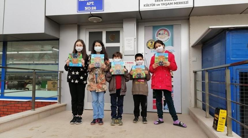 Körfez Belediyesinden çocuklara kitap hediyesi