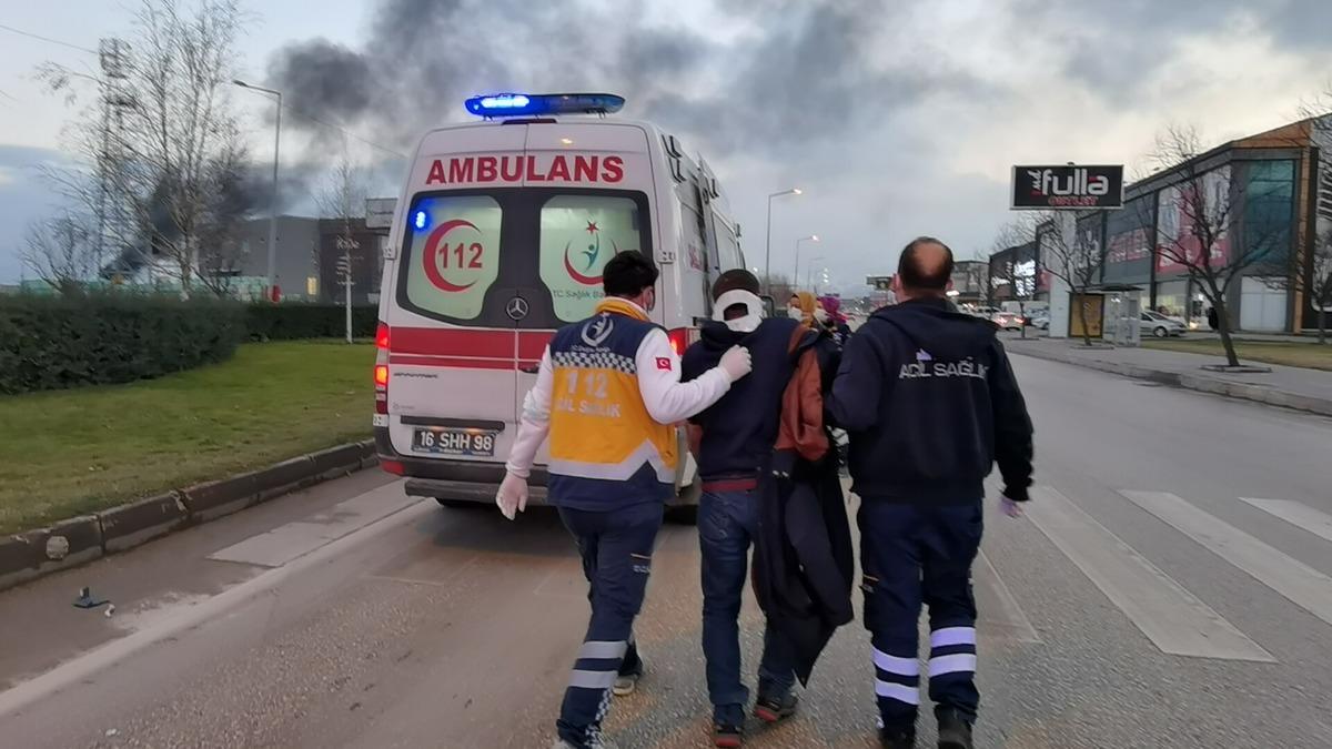 İneg&ouml;l'de, yola kontrols&uuml;z &ccedil;ıkan ara&ccedil; kazaya neden oldu: 3 yaralı
