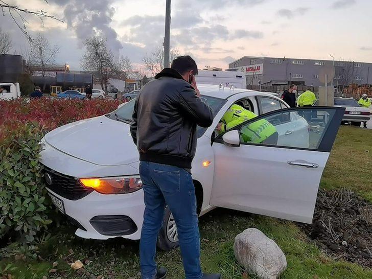 İnegöl'de, yola kontrolsüz çıkan araç kazaya neden oldu: 3 yaralı G3