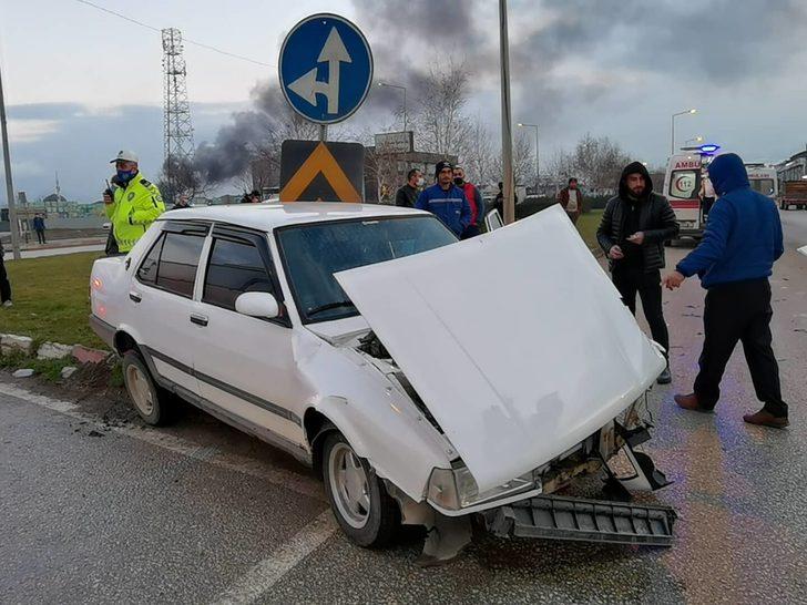 İnegöl'de, yola kontrolsüz çıkan araç kazaya neden oldu: 3 yaralı G4
