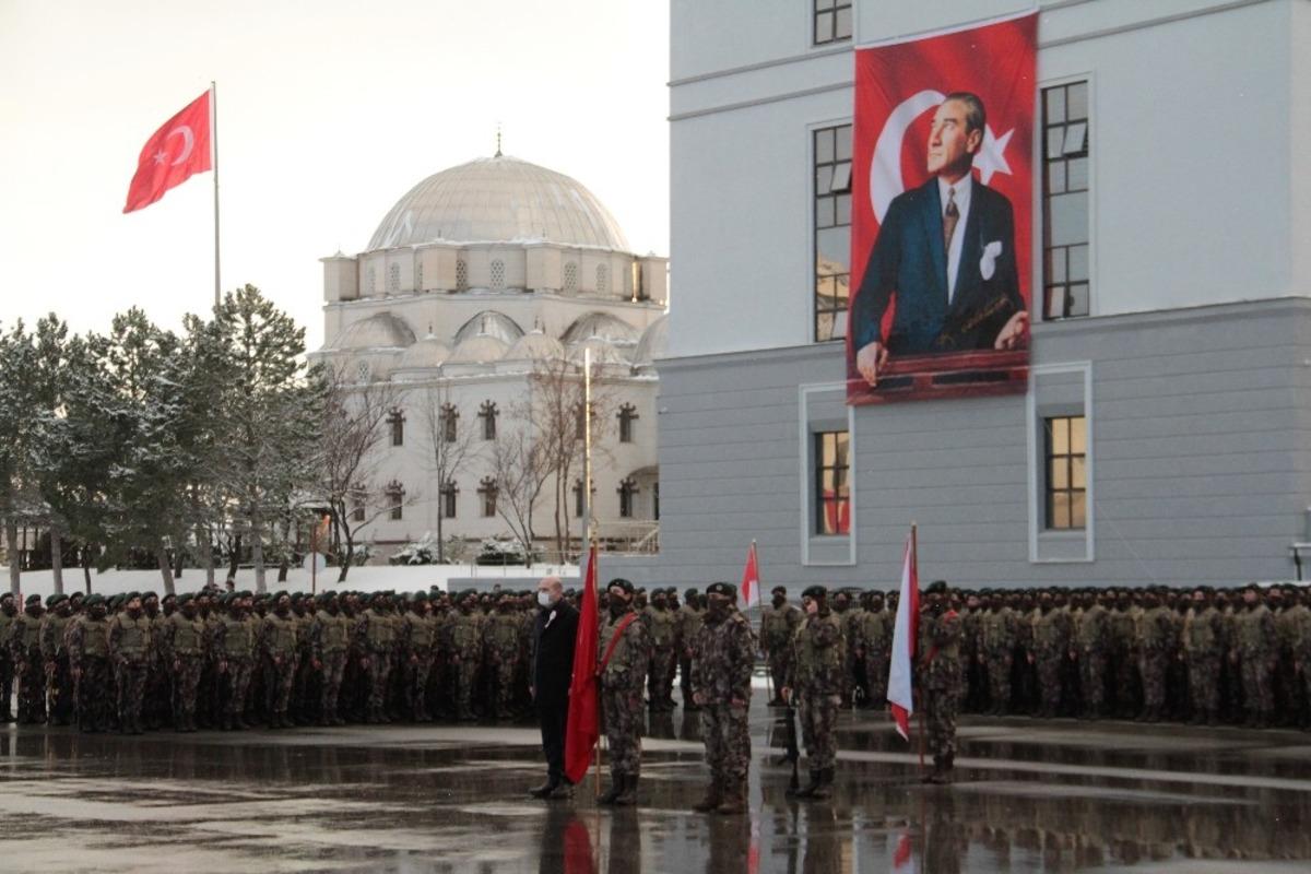 Bakan Soylu: &rdquo;Bir zamanlar bin 500 kişiyle piknik yapar gibi kamp yapan PKK&rsquo;nın bug&uuml;n tamamı 320 kişinin altındadır&rdquo;