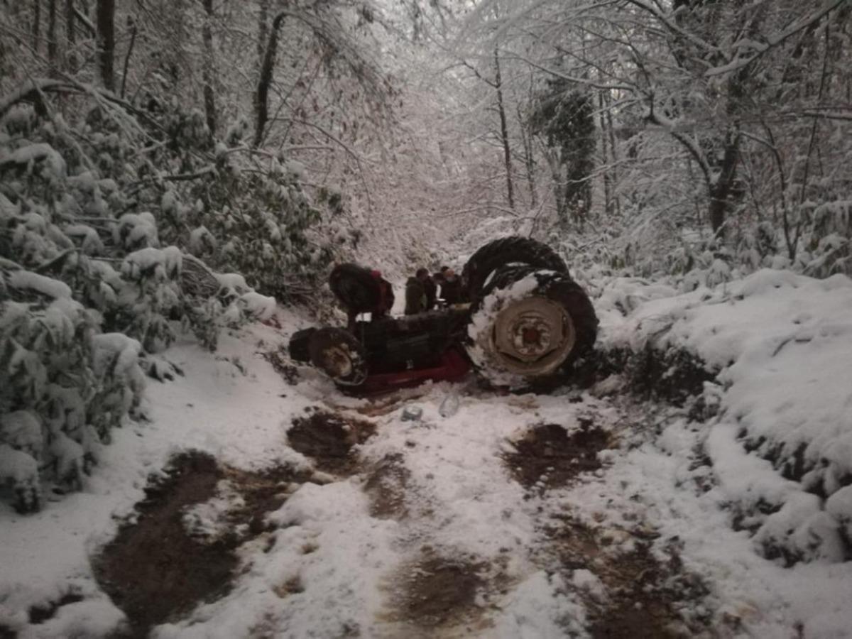 Kontrolden &ccedil;ıkan trakt&ouml;r devrildi: 1 &ouml;l&uuml;, 1 yaralı