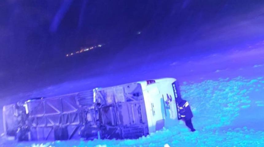 Bitlis-Tatvan karayolunda yolcu otobüsü devrildi: Yaralılar var